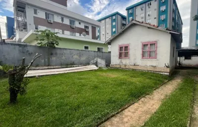 Casa com terreno amplo 3 quartos e 4 vagas em barreiros são josé sc