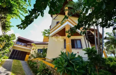 Casa espaçosa com 5 quartos sendo 2 suites e vista para o mar em coqueiros florianópolis/sc