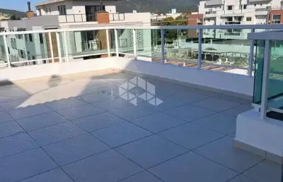 Cobertura de alto padrão com 2 quartos, 1 suíte, 2 vagas, próxima à praia dos ingleses
