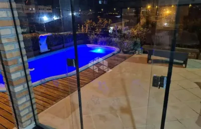 Casa de alto padrão com vista para o mar com 3 quartos sendo 1 suíte e 3 vagas de garagem no saco dos limões em florianópolis/sc