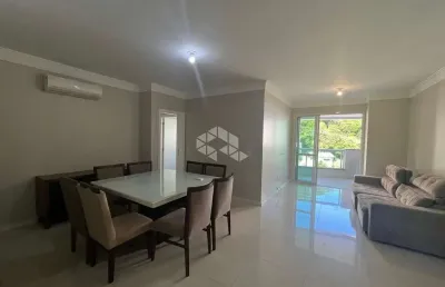 Apartamento semimobiliado com 4 quartos sendo 1 suíte no bairro itacorubi em florianópolis/sc
