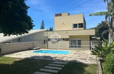 Casa espaçosa com 6 quartos, 2 suítes, piscina e salão de festas no bairro trindade