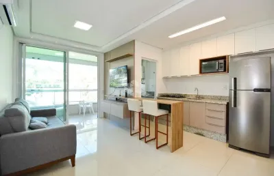 Apartamento semimobiliado com 3 quartos sendo 1 suíte 2 vagas de garagem e sacada com churrasqueira em jurerê florianópolis