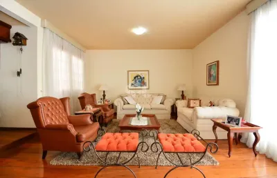 Casa com piscina e 3 quartos sendo 1 suíte e 7 vagas de garagem no bom abrigo