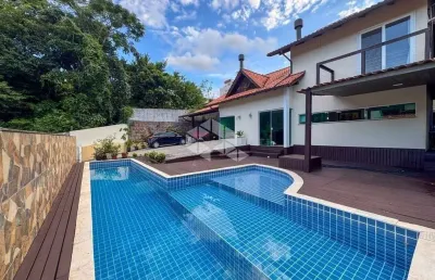 Casa com 4 quartos sendo 1 suíte 4 vagas ampla área privativa e churrasqueira no joão paulo florianópolis