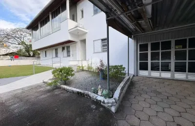 Casa espaçosa 4 quartos 2 vagas 313m² terreno 190m² privativos no trindade florianópolis