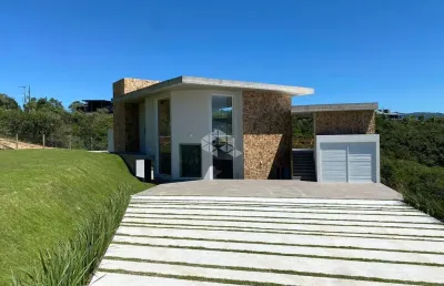 Casa na praia da silveira, 3 suítes, alto padrão , vista panorâmica da lagoa e mar.