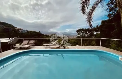 Casa na praia do silveira em garopaba com vista panorâmica.