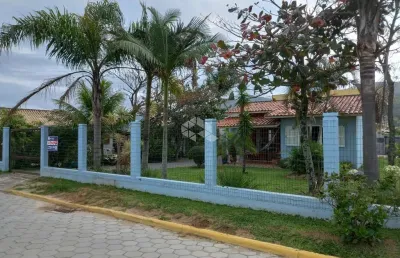 Vende casa em garopaba, no bairro ambrósio, próxima ao loteamento quinta dos açores,.