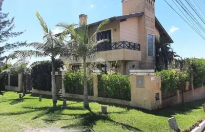 Casa em garopaba, localizada no bairro ferraz, com bela vista para praia e cidade!