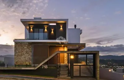 Casa de alto padrão com vista para o mar, na melhor localização do jardim panorâmico em garopaba