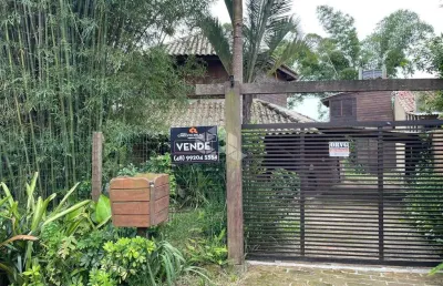 Casa com 1 dormitório, 1 vaga coberta, com 98,55 m² privativos em terreno de 490 m², na praia da barra garopaba sc