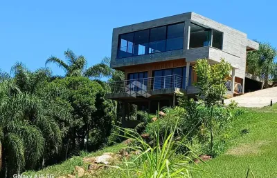 Casa em condomínio com vista praia e mar eterna, com  3 dormitórios (suítes), 2 vagas cobertas, na praia do siriú em garopaba sc