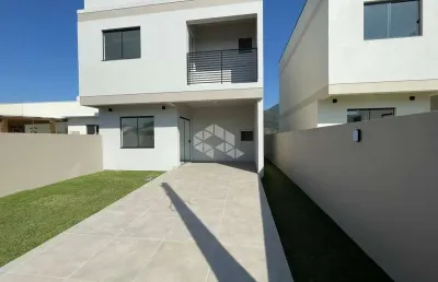 Casa sobrado com 2 dormitórios (suítes), 2 vagas, com 86,82 m² de área construída no bairro encantada em garopaba sc
