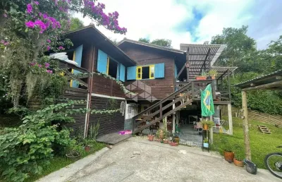 Casa com 2 quartos, 5 vagas, 115,35 m² privativos em 2.727,83 m² de área total, na encantada, garopaba sc