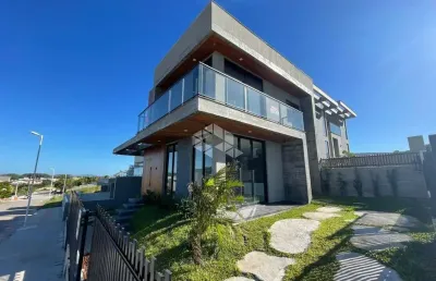 Casa alto padrão, com 3 dormitórios, 3 vagas, 149,31 m² construídos, no loteamento longaroni em garopaba sc