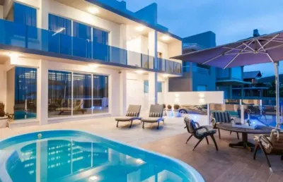 Casa com 5 dormitórios, sendo 4 suítes, 4 vagas na beira mar da praia central de garopaba sc