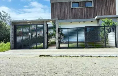 Casa sobrado com 2 suítes, 1 vaga, 92,18 m² privativos no loteamento jardim panorâmico, centro de garopaba sc