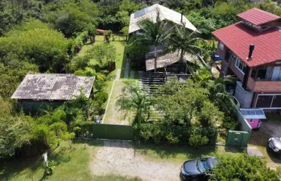 Casa em imbituba, 200 metros quadrados, localizada no centro da vila de ibiraquera
