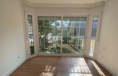 Apartamento com 03 dormitórios( uma suíte) no bairro planalto.