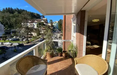 Apartamento 4 dormitórios/suítes, 215m², 3 vagas, a 50 metros da rua coberta de gramado
