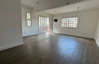 Sala comercial no centro de gramado, a meia quadra da rua coberta