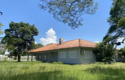 Casa a venda no bairro florida em guaíba. 5 dormitórios, 5 banheiros, sala de tv e sala de visitas. sala de jantar e cozinha integrados.