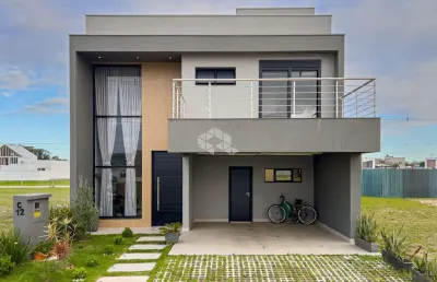 Casa em condomínio fechado, com 3 dormitórios, uma suíte e duas vagas.