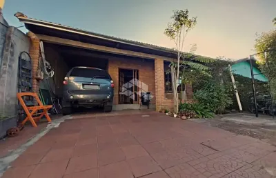 Casa à venda com 3 dormitórios, 2 vagas garagem, sala, cozinha ampla com fogão campeiro, anexo despe