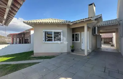 Casa à venda com 4 quartos, 2 vagas no centro de guaíba