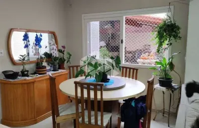 Casa sobrado com 3 dormitórios, sendo 1 suíte, cozinha planejada, sala de estar e jantar, pátio, churrasqueira. bairro marechal rondon- canoas