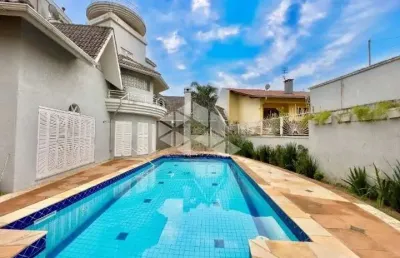 À venda, casa com 570 m²,  3 dormitórios, sala de jogos, sala de cinema, piscina, vaga para 6 veículos.