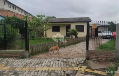 Casa térrea com três dormitórios em  amplo terreno de 680m2.