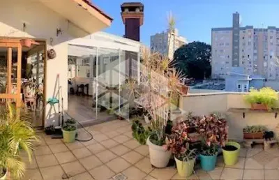 Cobertura 2d com 2 garagens, terraço amplo e elevador no bairro higienópolis próximo ao zaffari , carlos gomes e plínio brasil milano