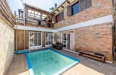 Casa com 4 dormitórios, piscina, sala de jogos, churrasqueira, lareira e vista para o guaíba!