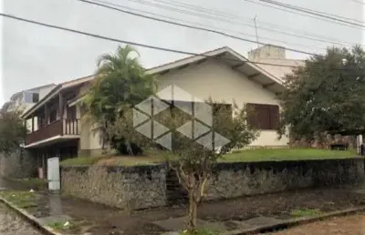 Casa de 4 quartos com 2 garagens coberta e pátio no jardim planalto