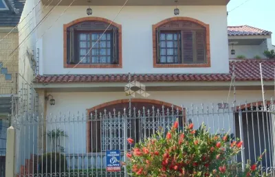 Casa comhttps://login.novovista.com.br/vista#grupo268g4h21324c84f três pavimentos, no bairro cavalhada entre a otto, e vicente monteggia