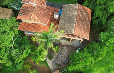 Duas casas de tijolo à vista em um terreno de 1200m² na hípica