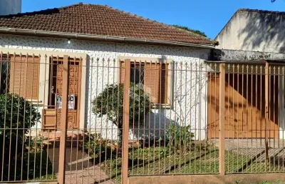 Casa térrea com edícula e pátio com 3 vagas de garagem no bairro nonoai