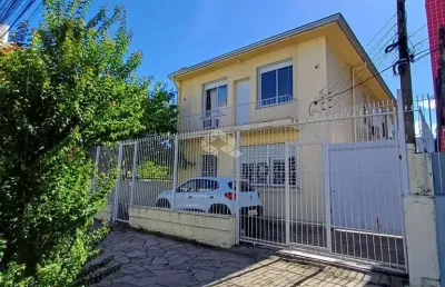 Sobrado com pátio composto de 2 apartamentos independentes de 3 quartos e casa nos fundos com  2 quartos no bairro passo d?areia junto ao carrefour