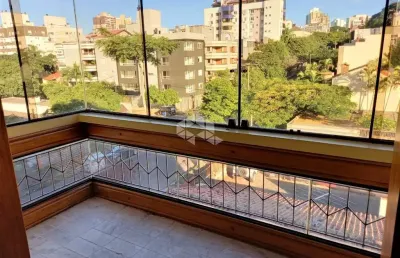 Maravilhosa cobertura duplex na portugal, com vista perene, rodeada de prédios baixos.