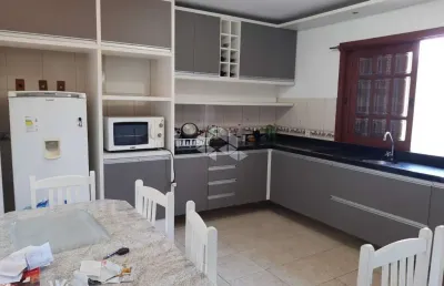 Casa á venda, 3 dormitórios, pátio, salão de festas, garagem, churrasqueira, zona norte.