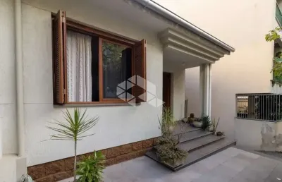 Ampla casa na felicissimo de azevedo, muito bem cuidada e conservada.