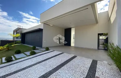 Casa à venda em condomínio fechado dentro da cidade
