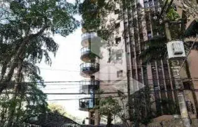 Apartamento com 4 suítes e closet, janelas com ventilação natural, salas amplas modernas, cozinha planejada, uma bela sala com lareira.