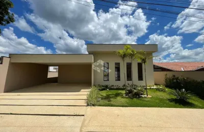 Casa com 3 suítes, 3 vagas para carro e piscina a venda em condomínio fechado em atibaia