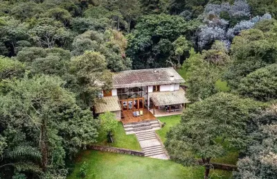 Casa de montanha à venda em atibaia vaga para 6 carros e com cachoeira natural