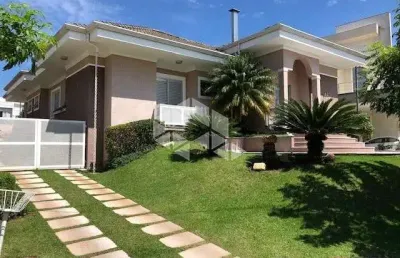 Linda casa térrea de condomínio, 3 suítes, excelente acabamento, para vender por r$ 2.350.000.000