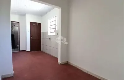 Casa com 4 dormitórios, pátio, 1 vaga de garagem no bairro jardim são pedro, em porto alegre.