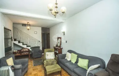 Casa de 4 dormitórios, 1 suíte,  sacada, terraço e 2 vagas de garagem,  no bairro jardim são pedro, em porto alegre. aceita financiamento e fgts.